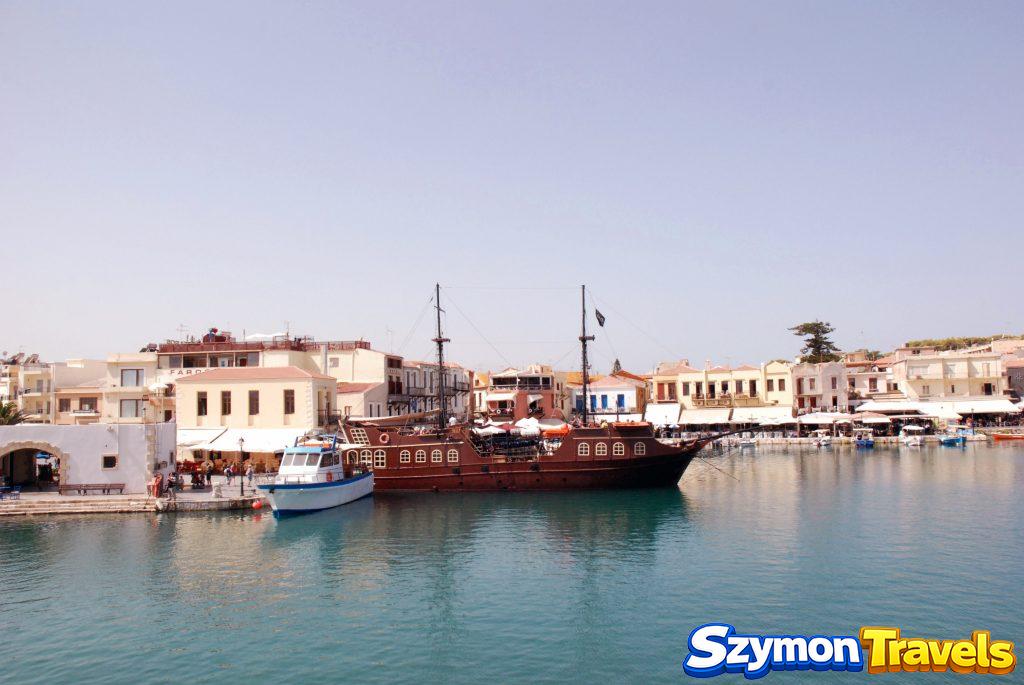 Statek wycieczkowy stylizowany na żaglowiec w starym porcie Rethymno