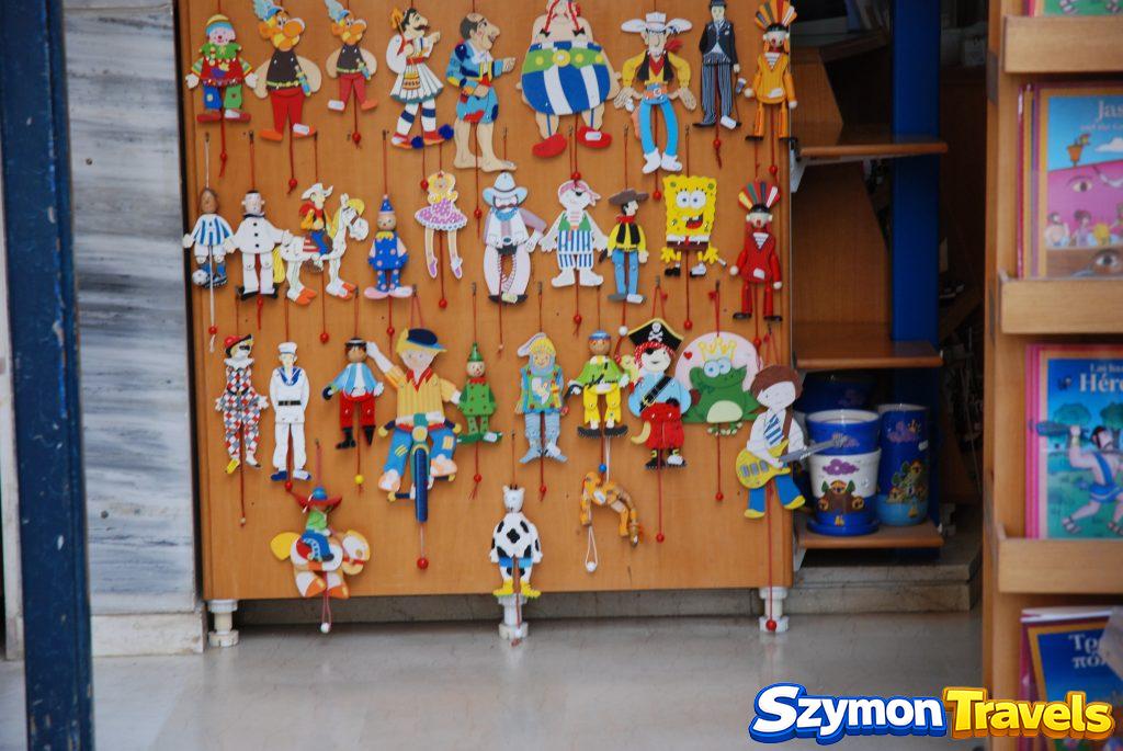Kolorowe drewniane marionetki i zabawki w sklepie w Chanii na Krecie