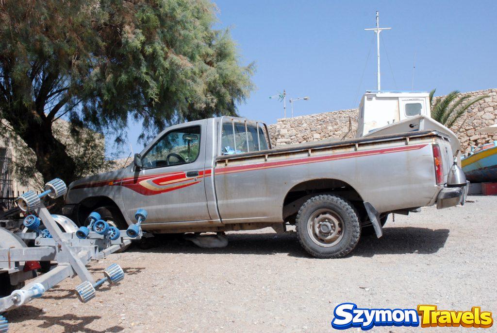 Samochód pick-up, łodzie i sprzęt portowy w Rethymno na Krecie