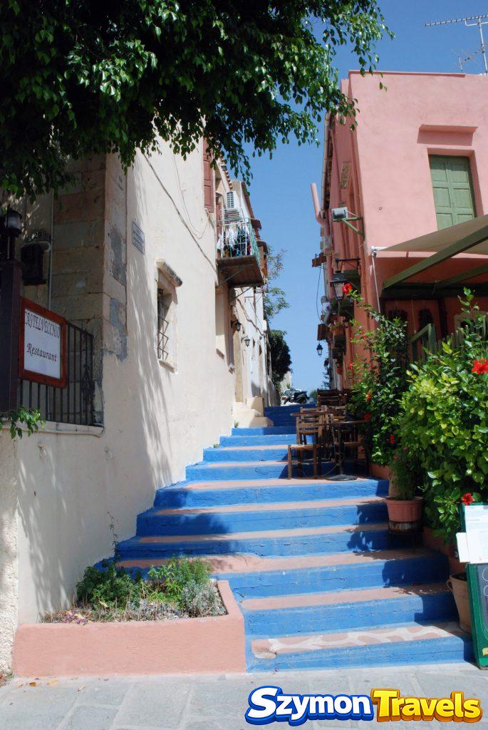 Niebieskie schody w uliczce starego miasta Rethymno na Krecie