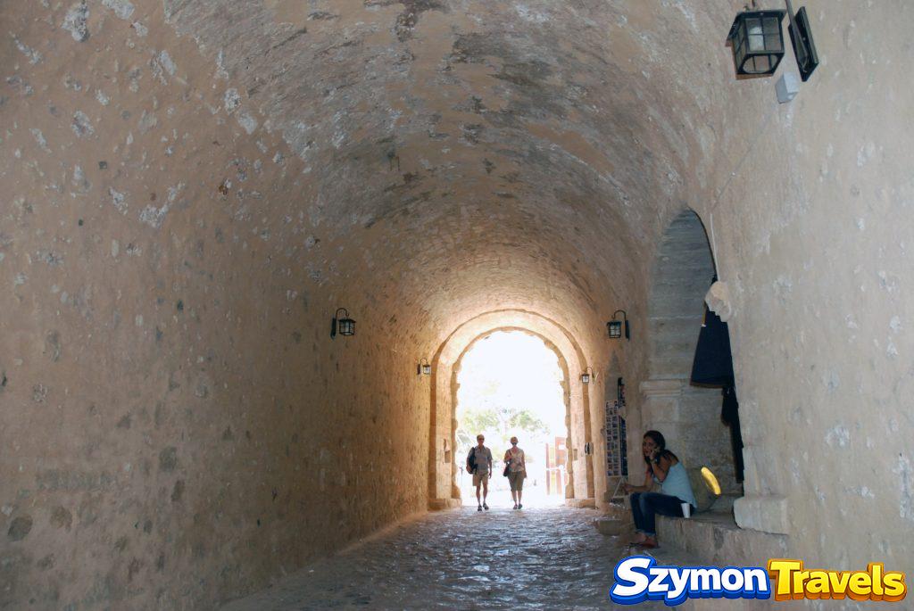 Sklepiony tunel wejściowy do Fortezzy w Rethymno na Krecie