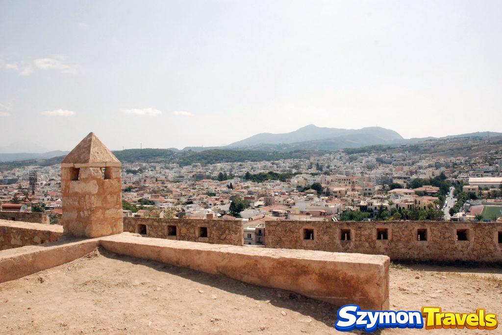 Panorama Rethymno widziana z murów Fortezzy, z miastem i górami w tle
