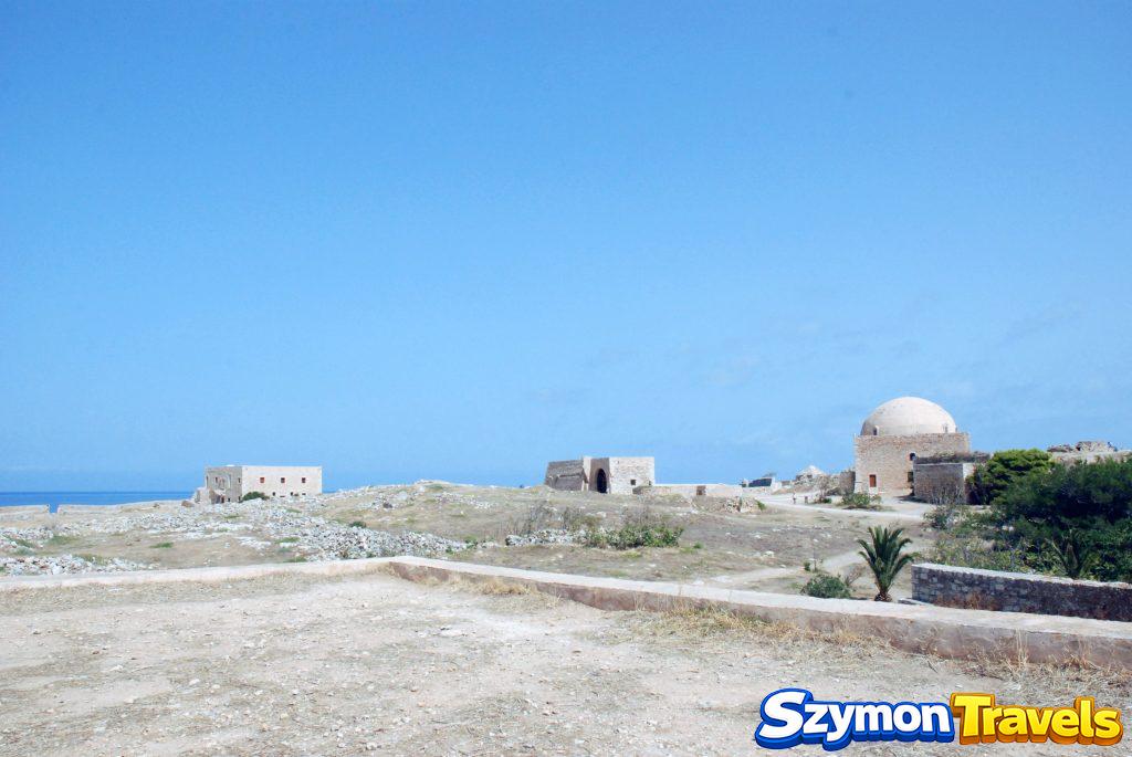 Rozległy teren Fortezzy w Rethymno z kamiennymi budynkami i kopułą meczetu