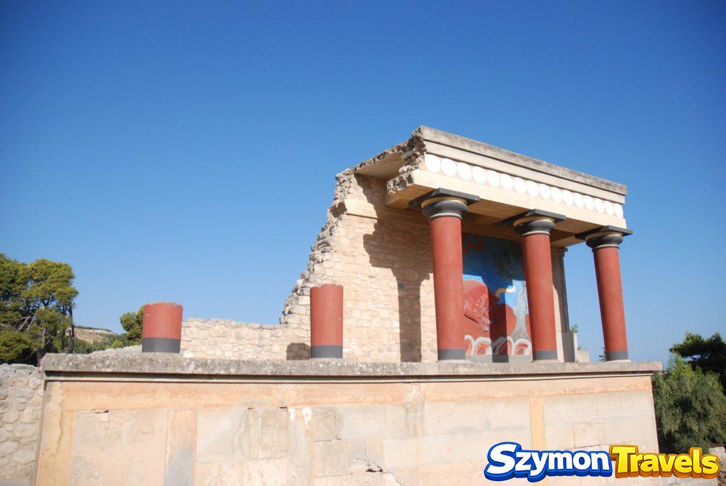 Zrekonstruowany północny bastion wejściowy pałacu w Knossos z czerwonymi kolumnami i malowidłem przedstawiającym byka