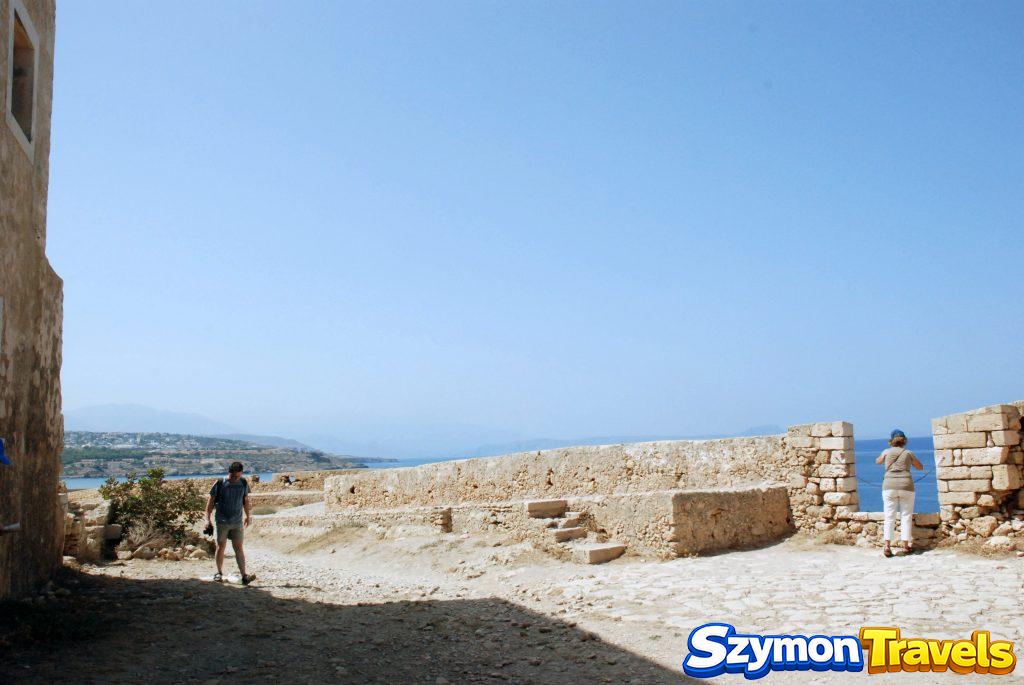 Mury Fortezzy w Rethymno z widokiem na morze i turystami przy krawędzi