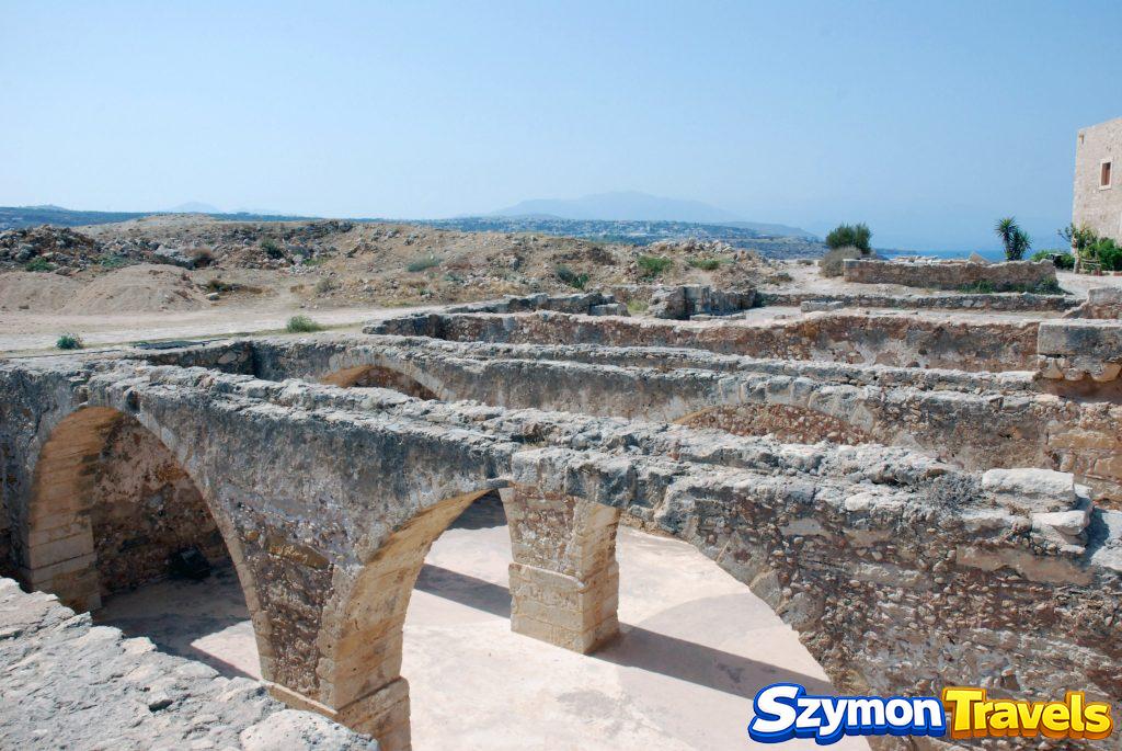 Kamienne arkady i ruiny wewnątrz Fortezzy w Rethymno z widokiem na morze