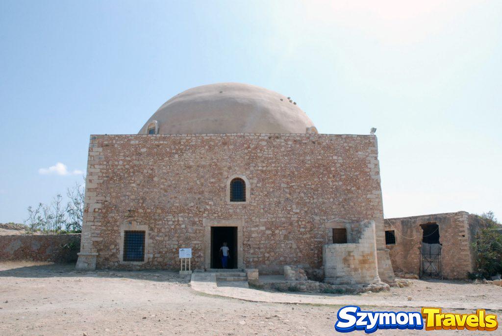 Meczet Sułtana Ibrahima z dużą kopułą wewnątrz Fortezzy w Rethymno