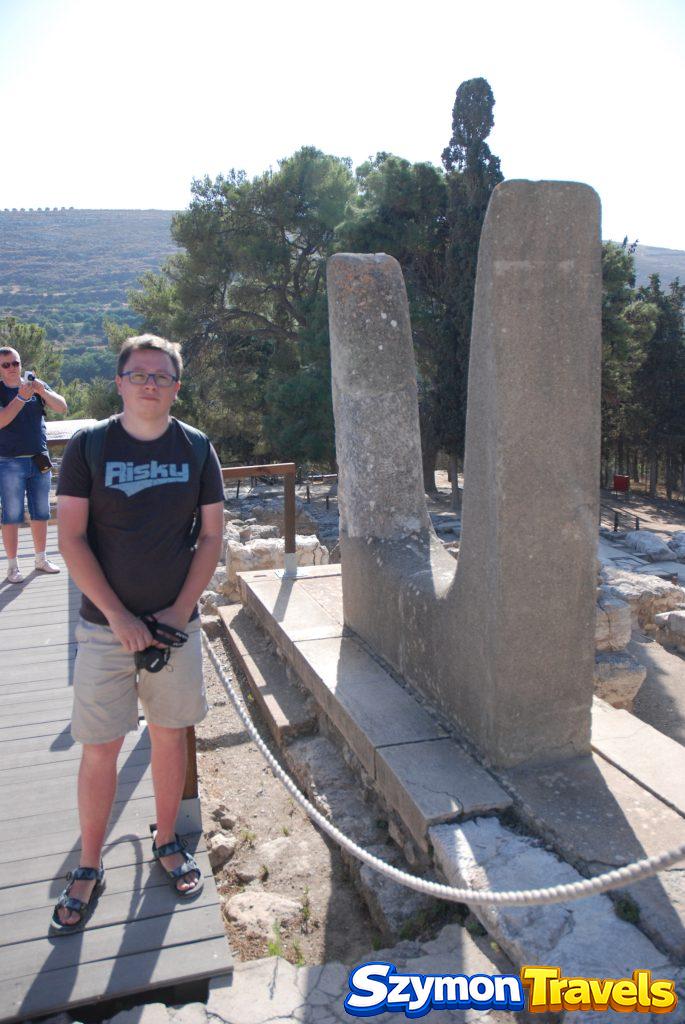 Szymon przy monumentalnych rogach konsekracyjnych w Knossos podczas wizyty na Krecie w 2014 roku