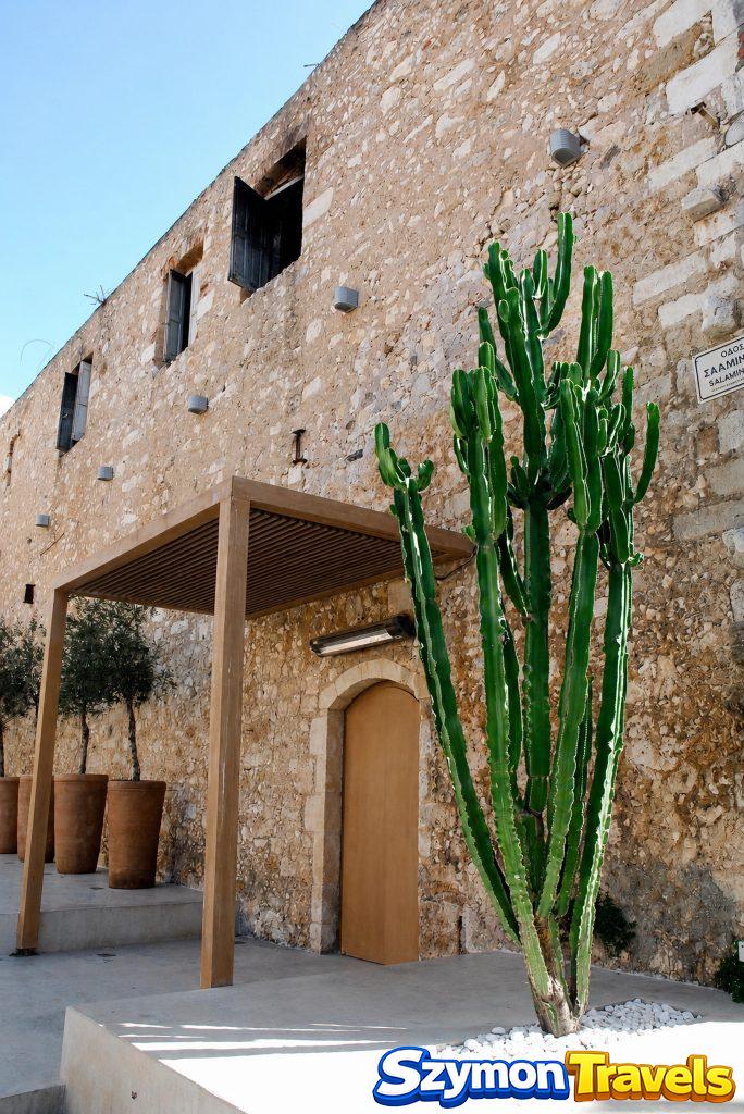 Kamienna ściana, kaktus i drewniane zadaszenie w starym Rethymno