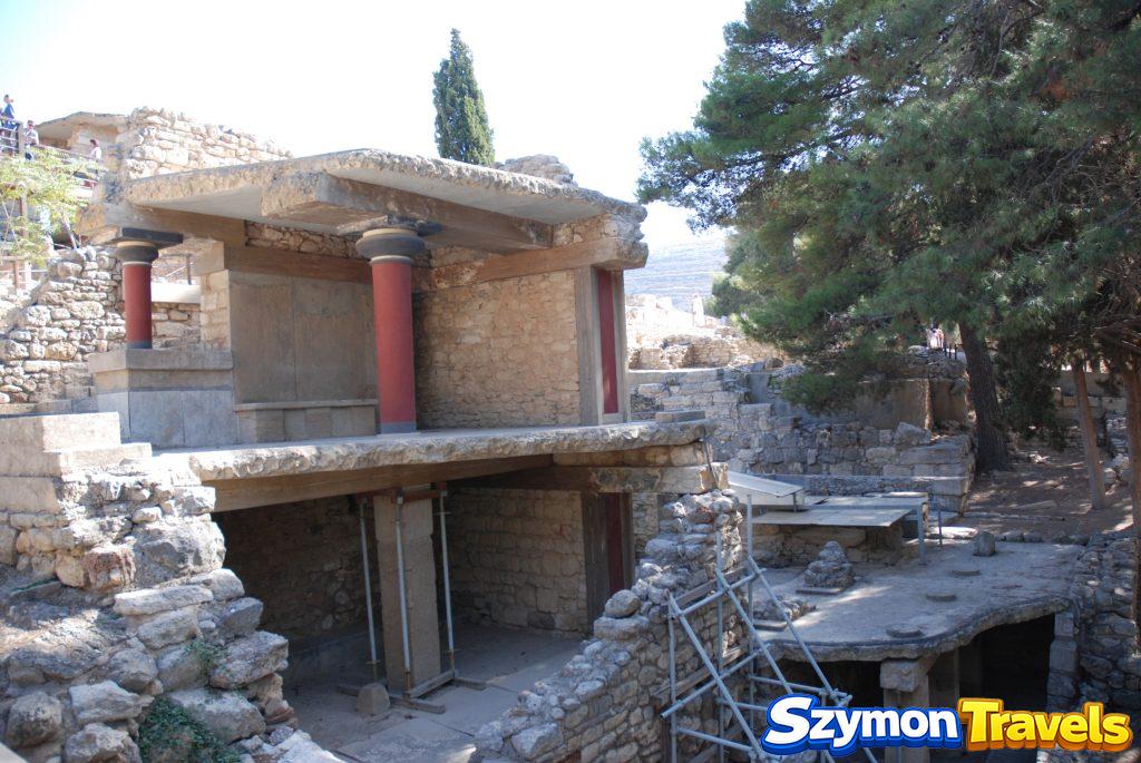 Zrekonstruowany wielopoziomowy fragment wschodniego skrzydła pałacu w Knossos z czerwonymi kolumnami