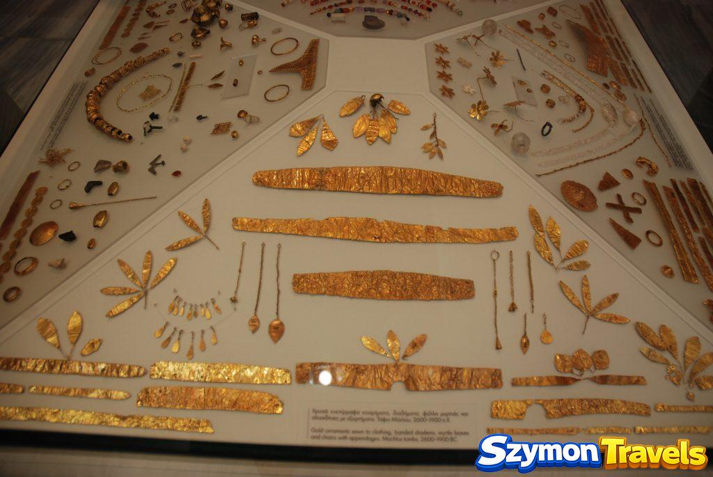 Złote ozdoby i elementy biżuterii prezentowane w Muzeum Archeologicznym w Heraklionie