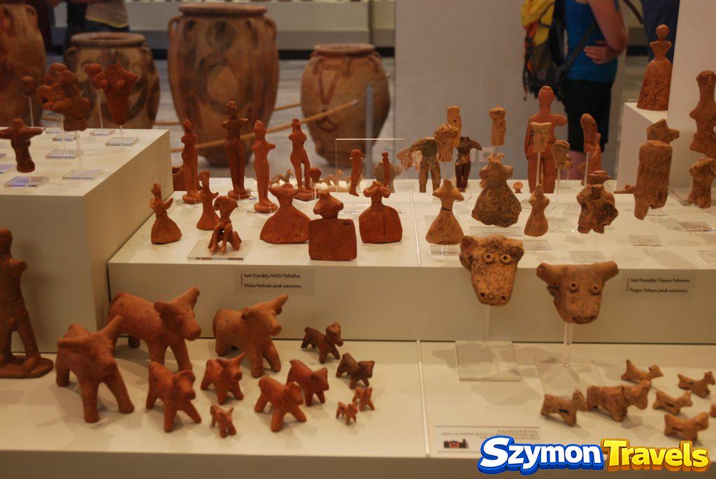 Liczne gliniane figurki ludzi i zwierząt prezentowane w Muzeum Archeologicznym w Heraklionie