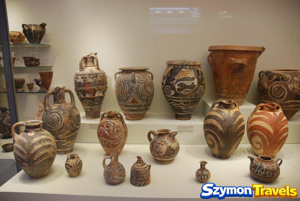 Bogato ornamentowane naczynia ceramiczne na ekspozycji Muzeum Archeologicznego w Heraklionie