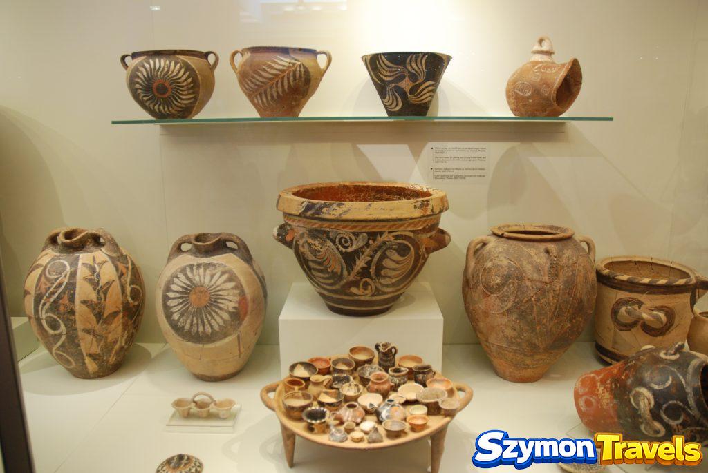 Bogato dekorowane naczynia ceramiczne prezentowane w Muzeum Archeologicznym w Heraklionie podczas naszej wizyty na Krecie
