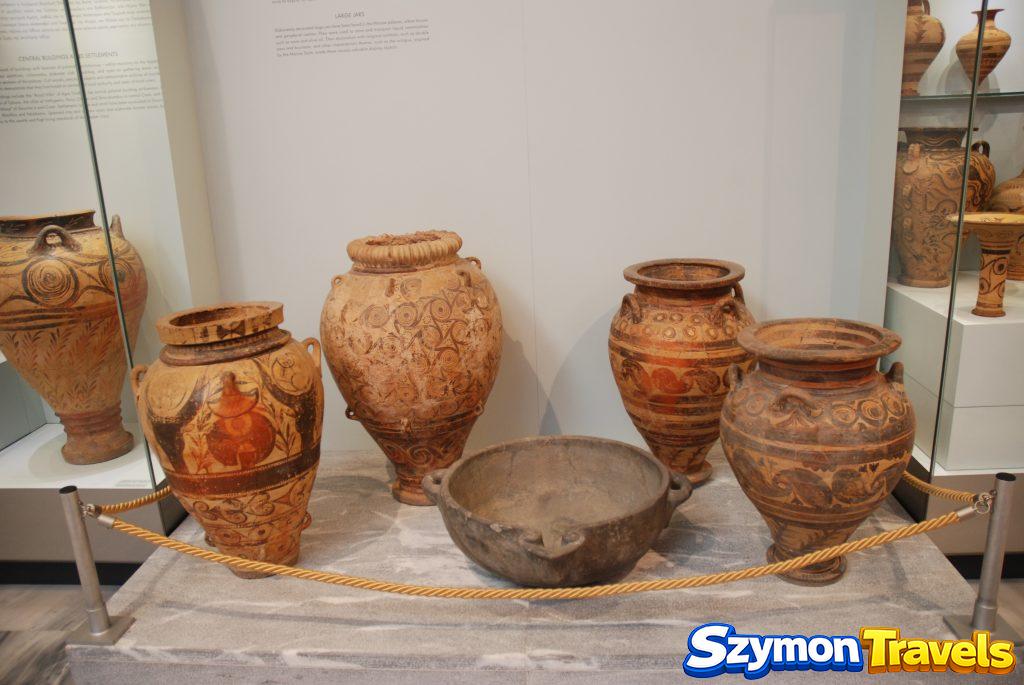 Duże dekorowane naczynia ceramiczne prezentowane w muzeum w Heraklionie