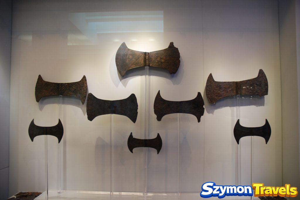 Brązowe podwójne siekiery labrysy wyeksponowane w Muzeum Archeologicznym w Heraklionie