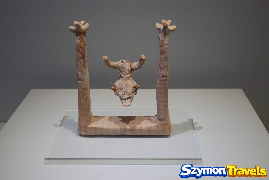 Gliniany model rytualny z motywem głowy byka prezentowany w Muzeum Archeologicznym w Heraklionie