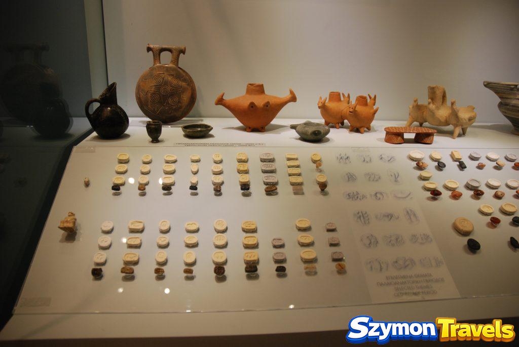 Naczynia i liczne małe pieczęcie prezentowane w Muzeum Archeologicznym w Heraklionie