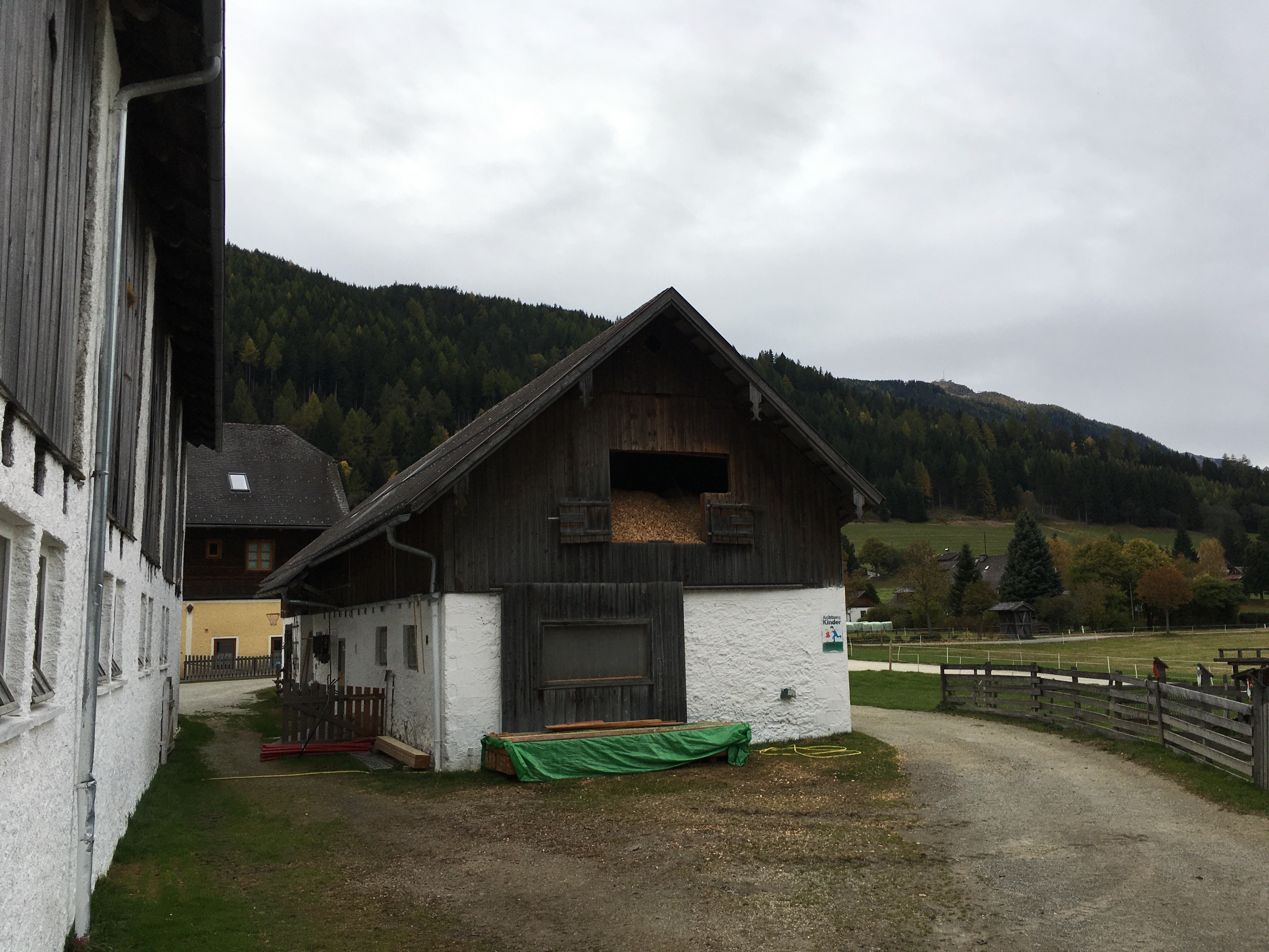 Drewniane budynki gospodarcze i stodoła w Gut Neusess w Mauterndorf