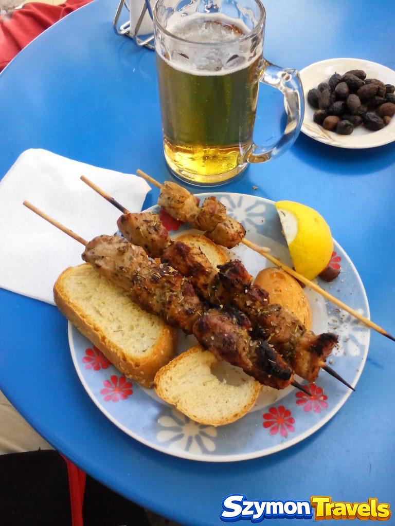 Grillowane souvlaki na talerzu z chlebem, cytryną i oliwkami w Chanii na Krecie