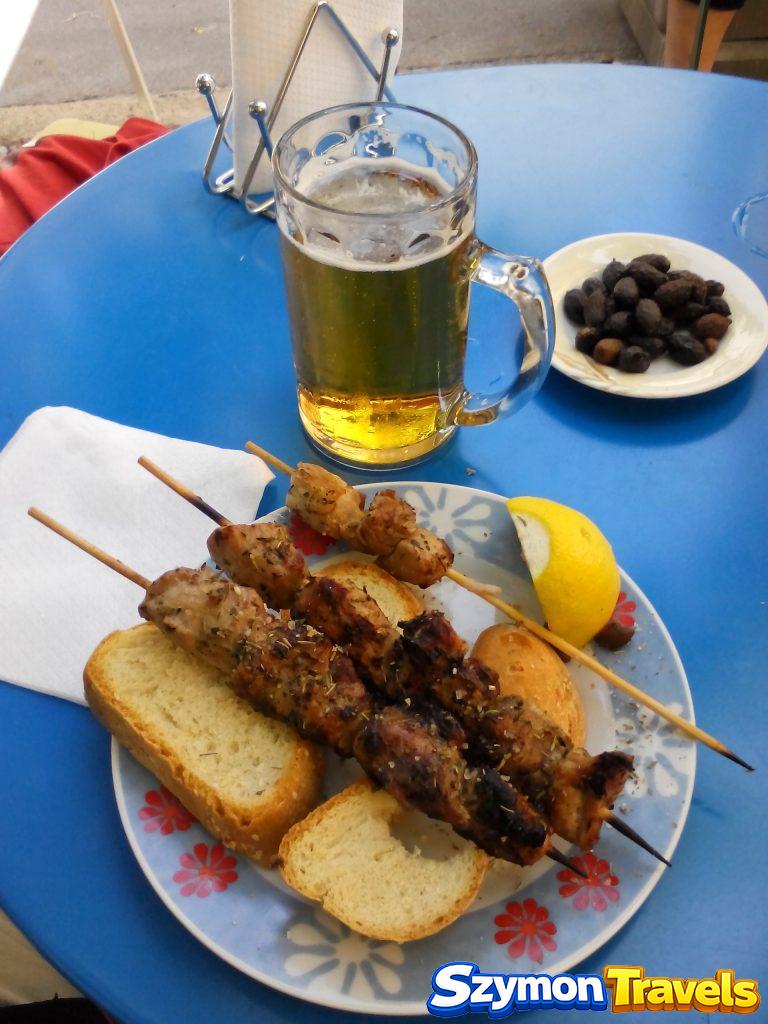 Talerz grillowanych souvlaki z chlebem i cytryną oraz kufel piwa Fix w Chanii
