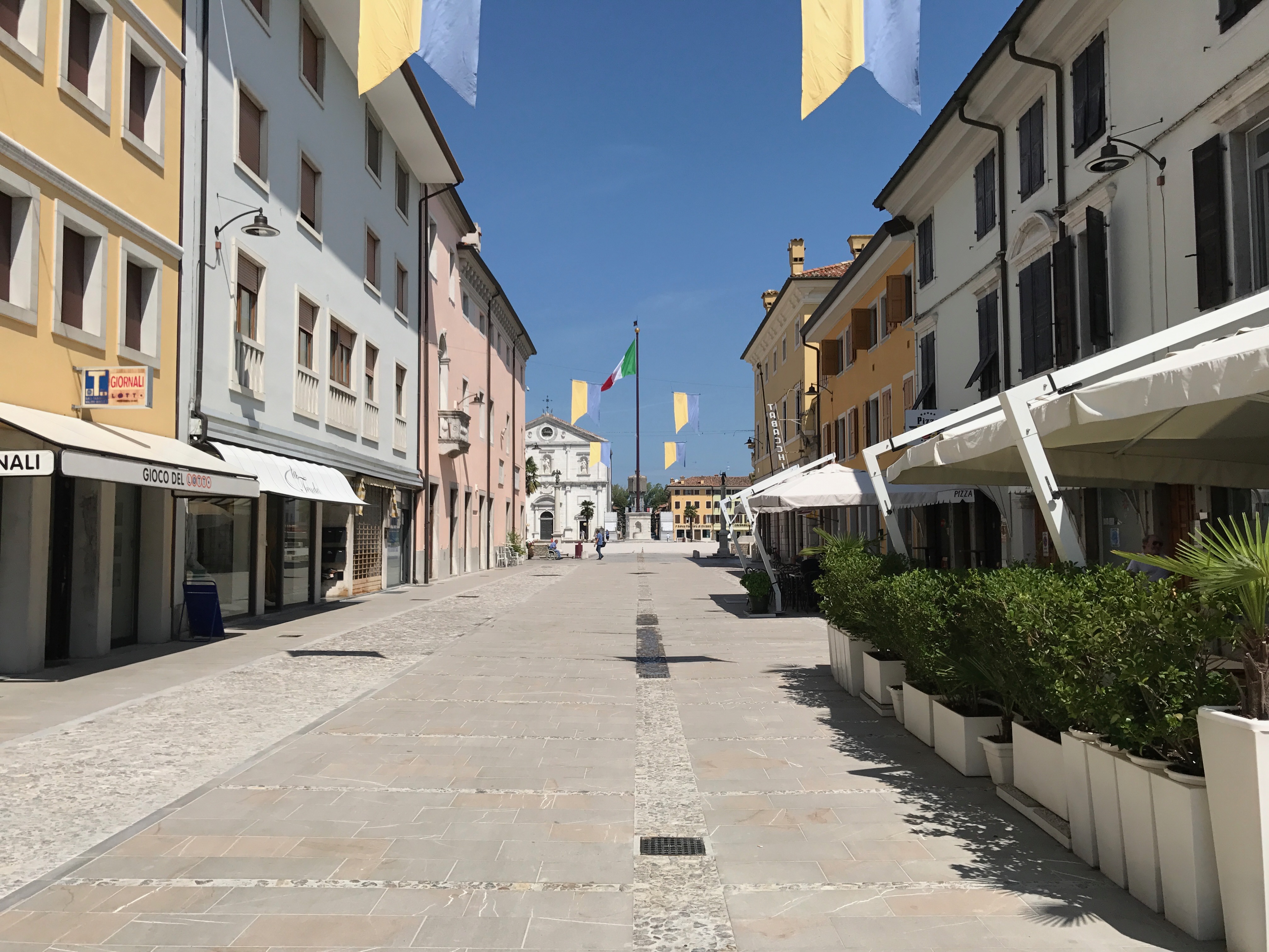 Ulica w Palmanovie prowadząca w stronę Piazza Grande i Duomo Dogale