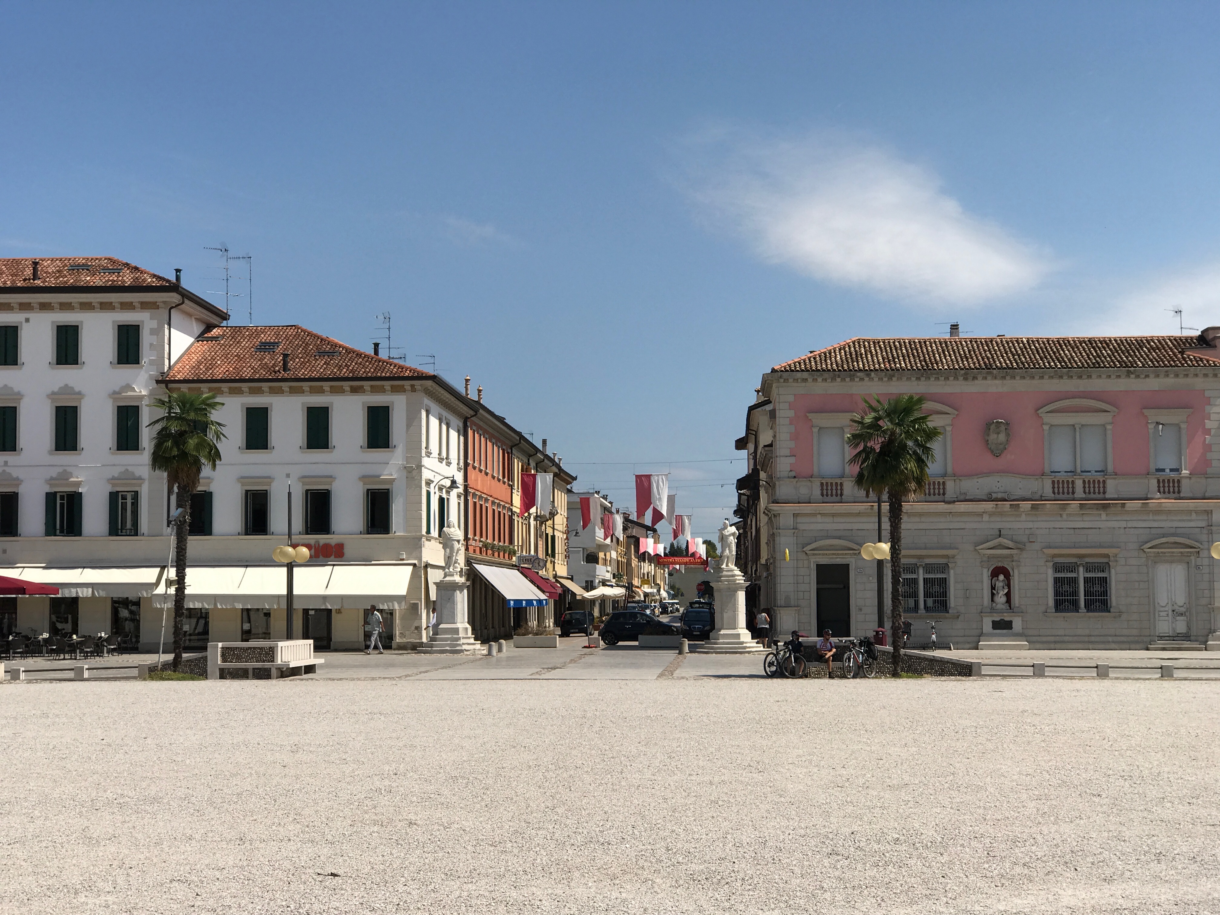 Zabudowa przy Piazza Grande w Palmanovie z kolorowymi fasadami i ulicą wychodzącą z placu