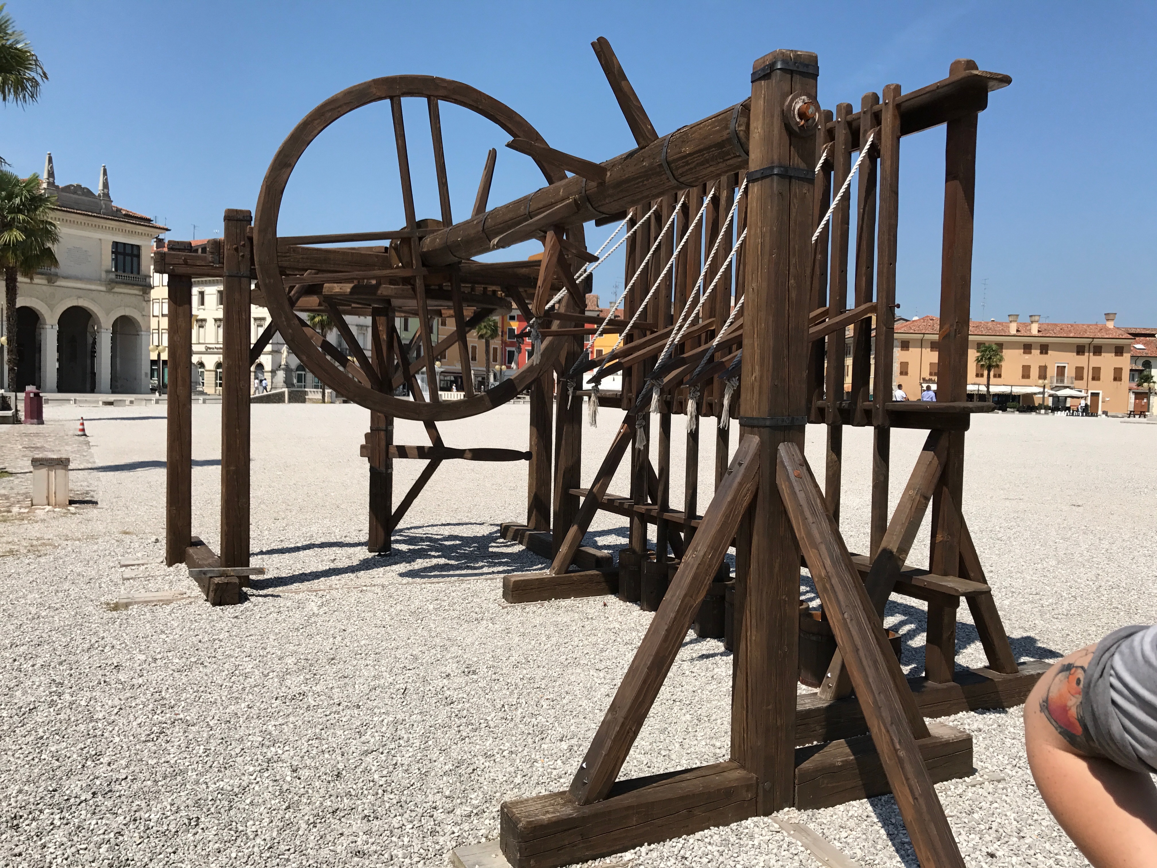 Drewniana rekonstrukcja maszyny technicznej na Piazza Grande w Palmanovie