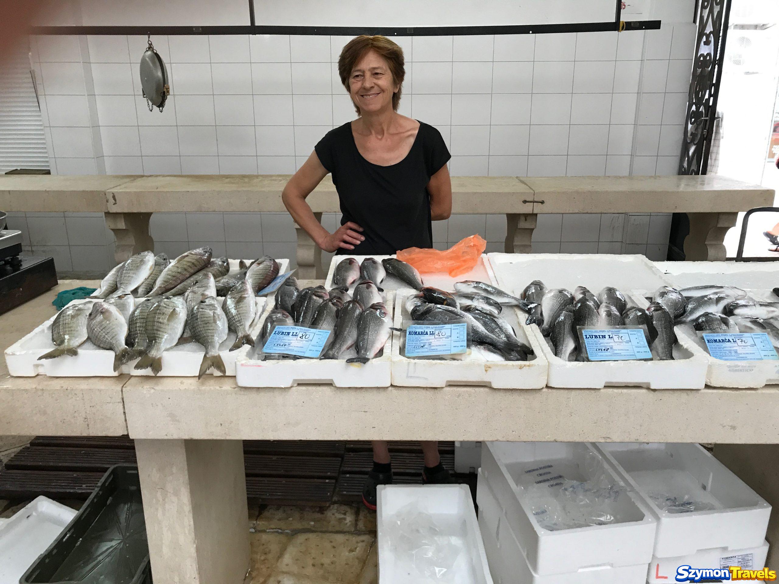 Targ rybny Peškarija w Splicie Stoisko na targu rybnym Peškarija w Splicie z doradami, labraksami i innymi świeżymi rybami ułożonymi w styropianowych pojemnikach.
