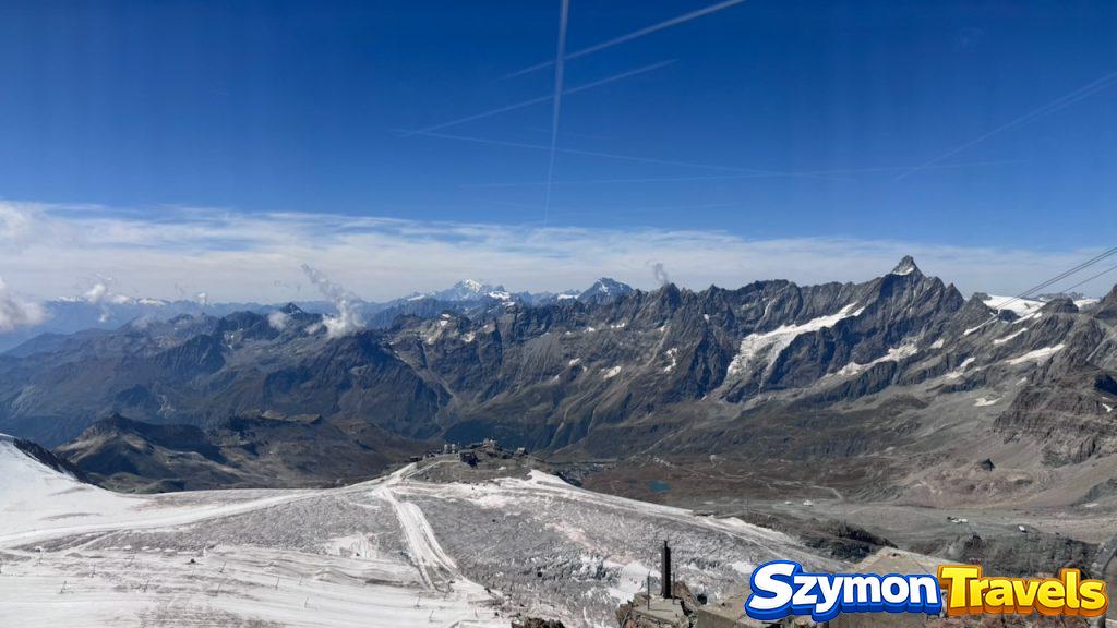 Panorama z Matterhorn Glacier Paradise Panorama lodowca, tras narciarskich, gór i doliny widziana z rejonu Matterhorn Glacier Paradise.