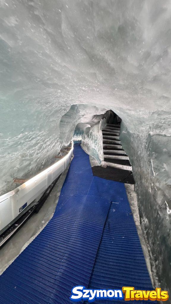 Lodowe rzeźby zwierząt w Glacier Palace na Matterhorn Glacier Paradise, wewnątrz lodowego tunelu.