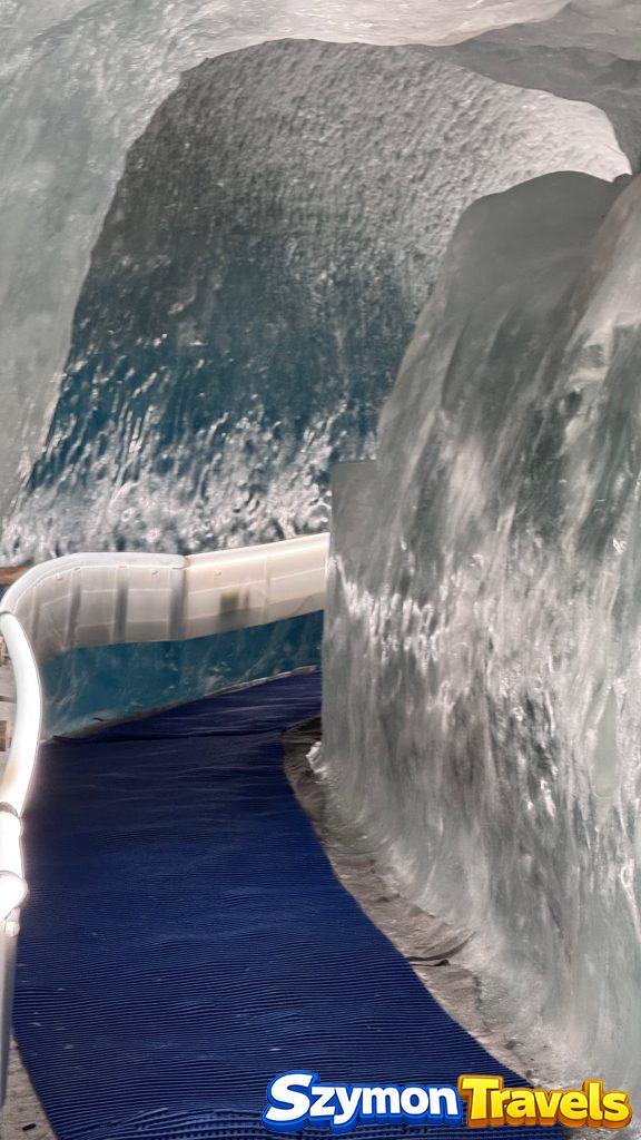Lodowe wnętrze Glacier Palace z rzeźbami i naturalną strukturą lodu.