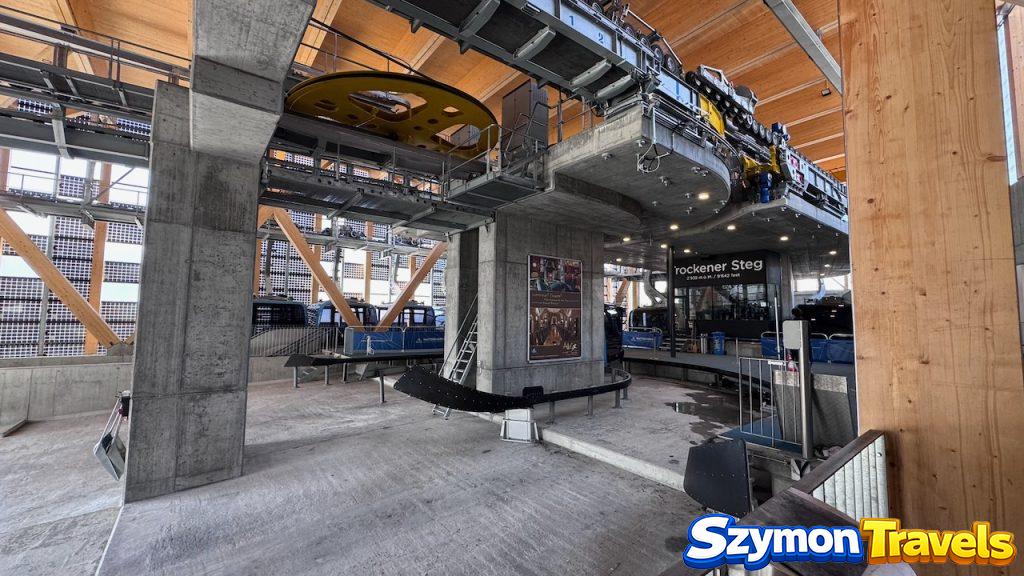 Stacja kolejki Trockener Steg pod Matterhorn Glacier Paradise z betonową i drewnianą konstrukcją oraz mechanizmem linowym.