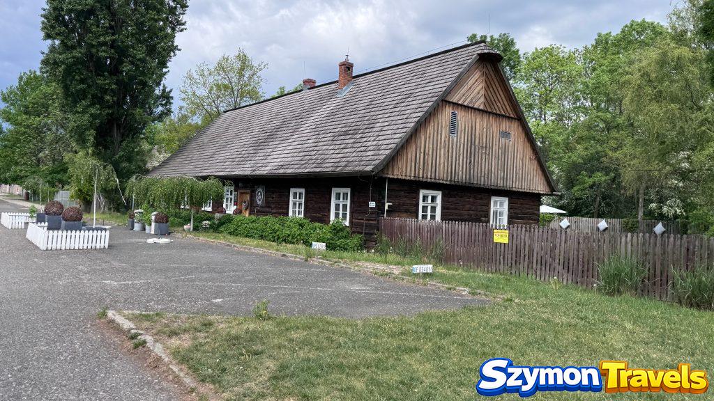 Drewniany budynek przy wejściu do Muzeum Wsi Opolskiej w Opolu