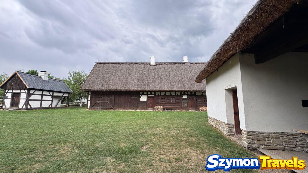 Dziedziniec z zabudową szachulcową i drewnianymi budynkami w Muzeum Wsi Opolskiej