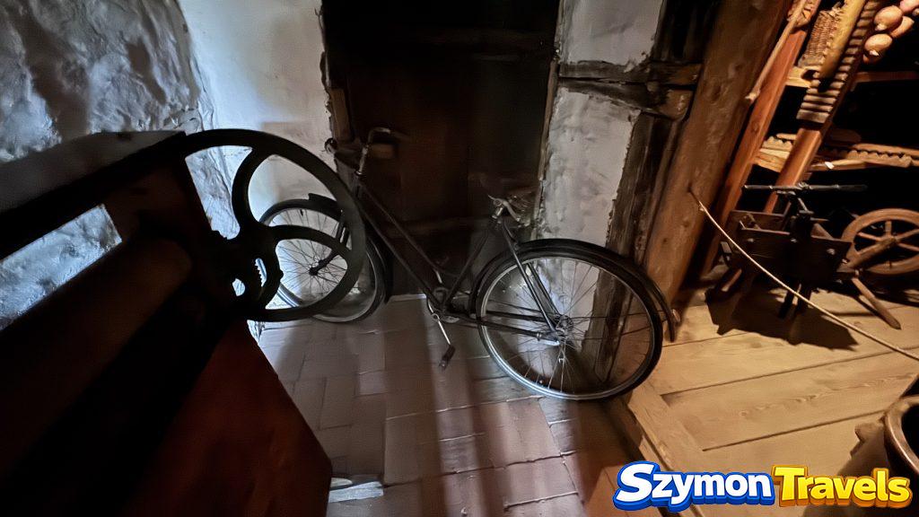 Rower i narzędzia w drewnianym wnętrzu gospodarskim w Muzeum Wsi Opolskiej