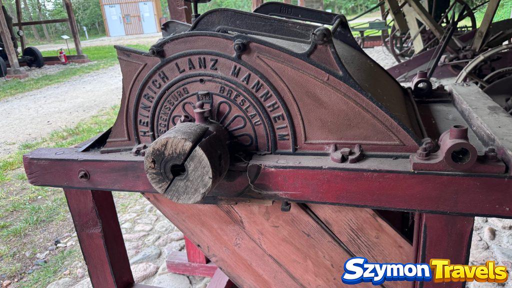 Detal zabytkowej maszyny rolniczej Heinrich Lanz Mannheim w Muzeum Wsi Opolskiej