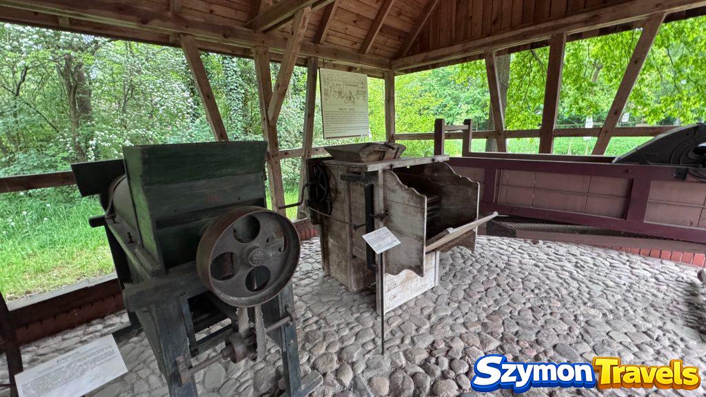 Dawne maszyny rolnicze pod wiatą w Muzeum Wsi Opolskiej