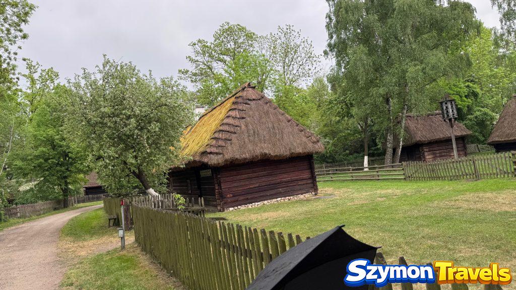 Zagroda z drewnianą chałupą i płotem w Muzeum Wsi Opolskiej