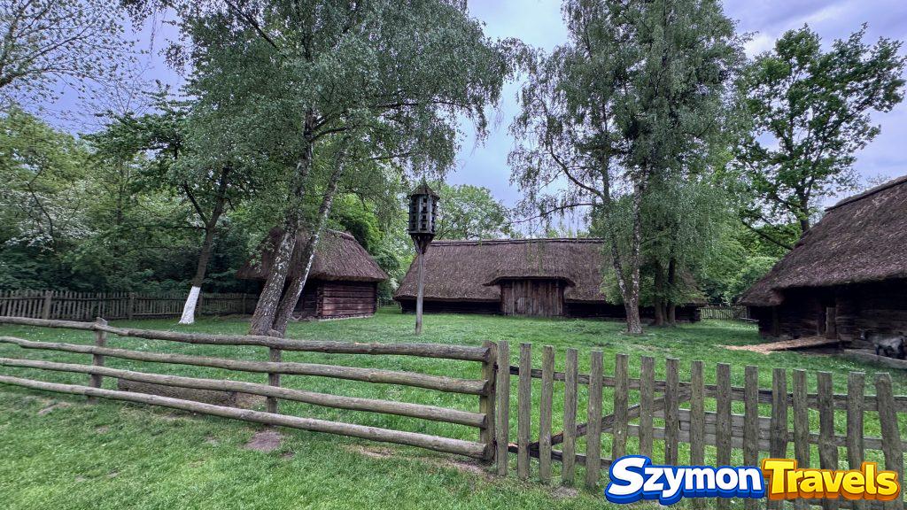 Drewniany płot, gołębnik i zabudowania w Muzeum Wsi Opolskiej