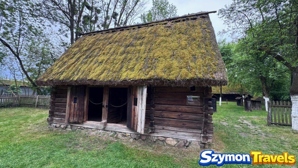 Drewniany budynek kryty strzechą w Muzeum Wsi Opolskiej
