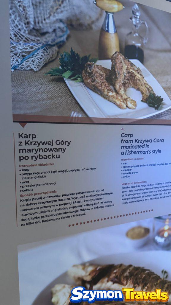 Plansza z karpiem z Krzywej Góry marynowanym po rybacku w Muzeum Wsi Opolskiej
