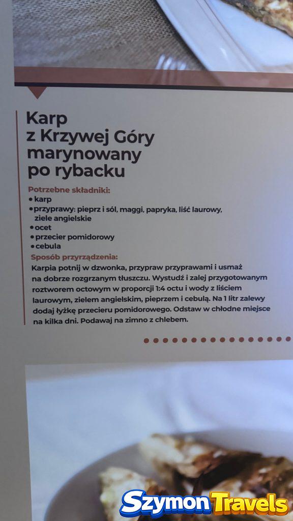 Plansza z przepisem na karpia z Krzywej Góry marynowanego po rybacku