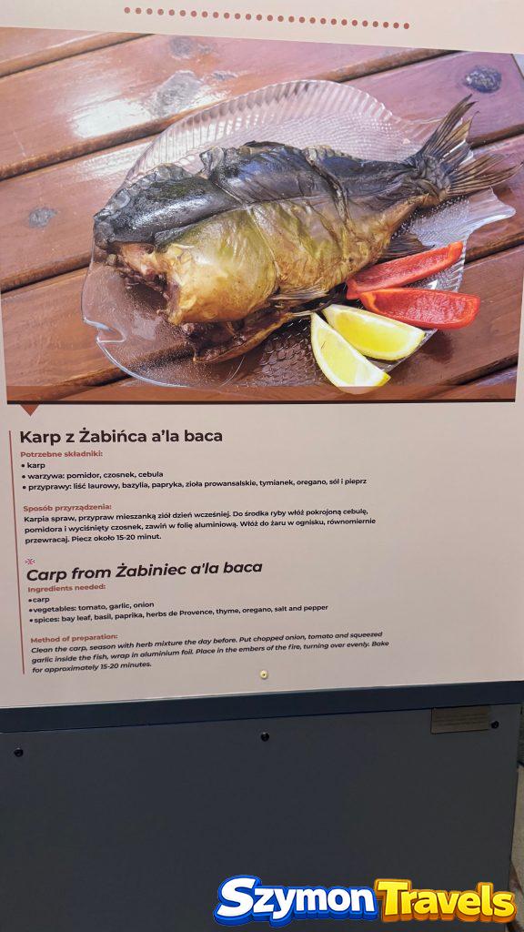 Plansza z przepisem na karpia z Żabińca a la baca w Muzeum Wsi Opolskiej