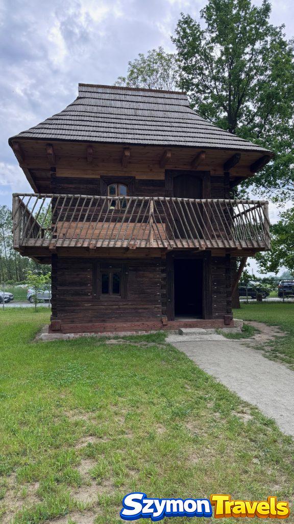 Drewniana chałupa z balkonem w Muzeum Wsi Opolskiej w Opolu