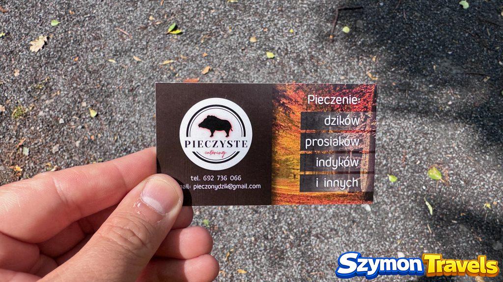 Wizytówka stoiska z pieczonymi dzikami, prosiakami i indykami w Muzeum Etnograficznym w Ochli