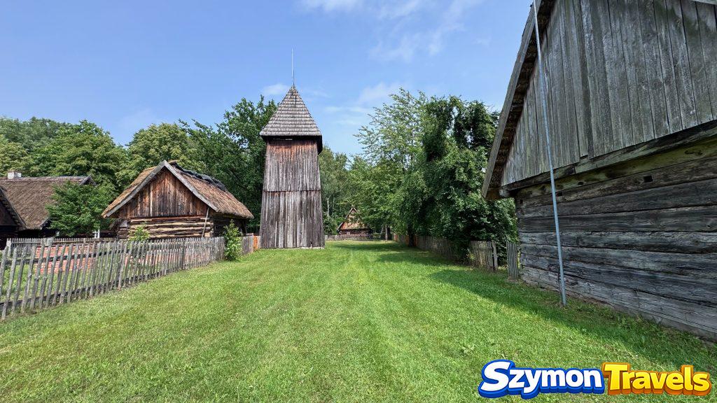 Drewniana dzwonnica i zabudowania skansenu w Muzeum Etnograficznym w Zielonej Górze-Ochli