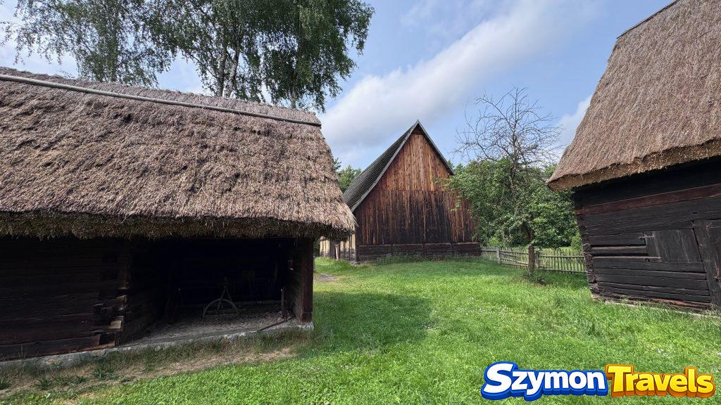 Zabudowania kryte strzechą i drewniana stodoła w Muzeum Etnograficznym w Zielonej Górze-Ochli