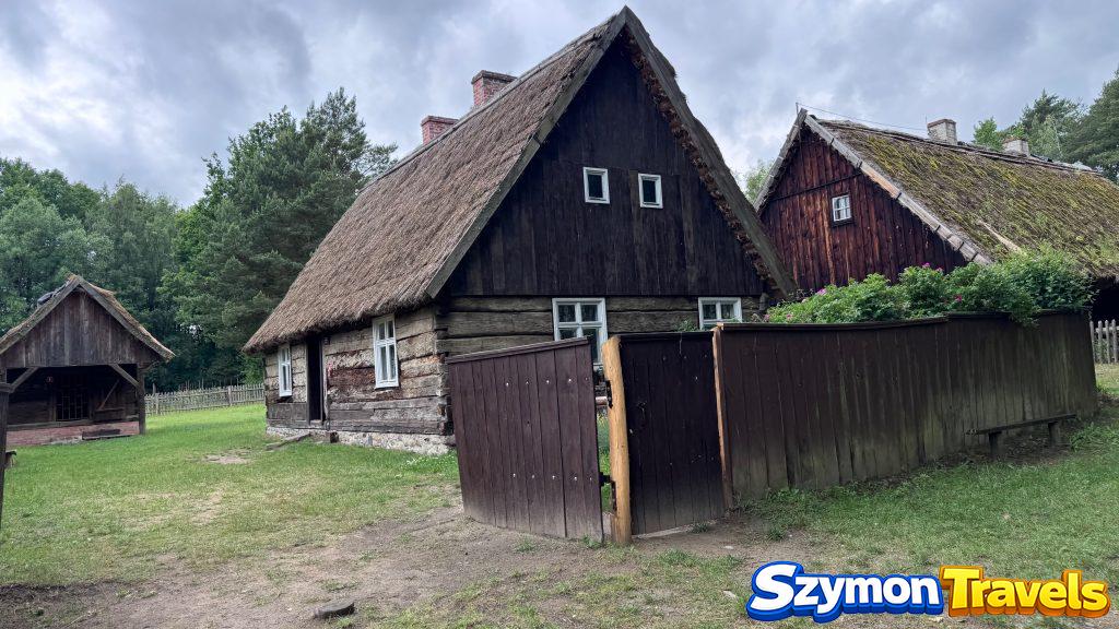 Drewniana chałupa kryta strzechą w Muzeum Etnograficznym w Zielonej Górze-Ochli