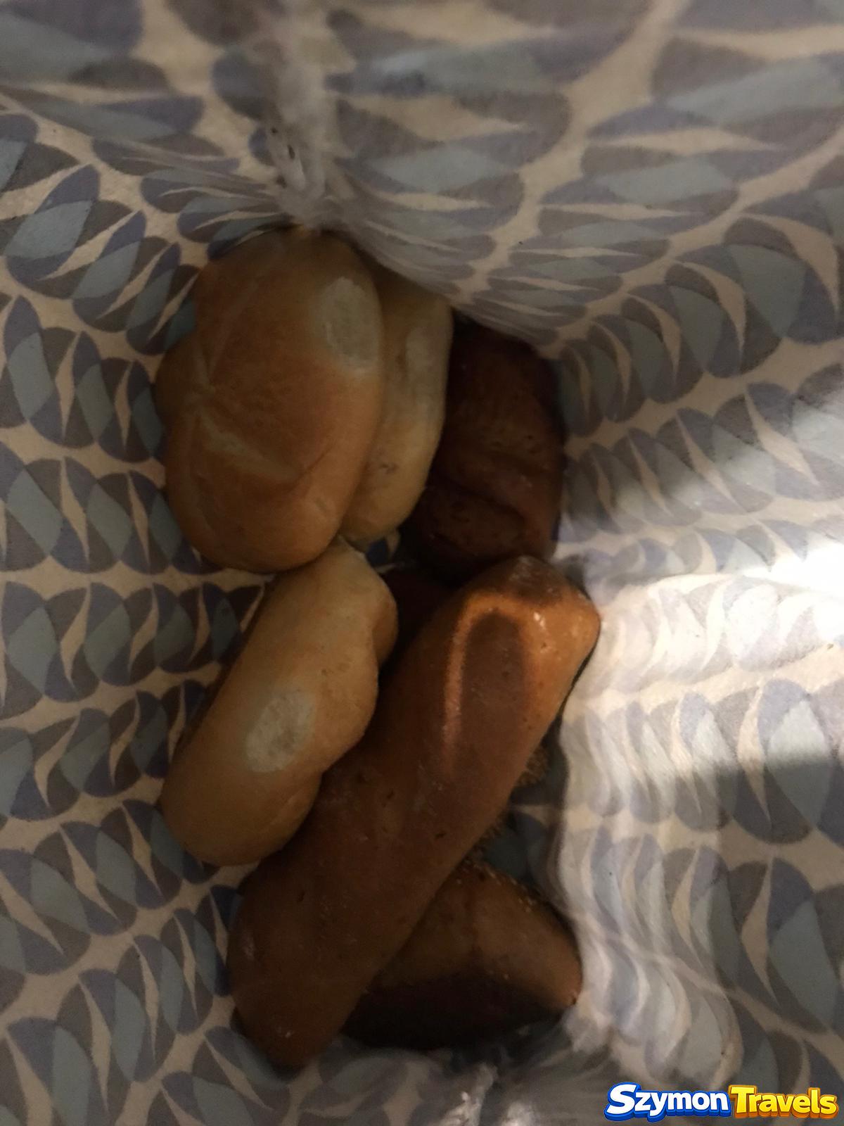 Torba ze świeżym pieczywem dostarczonym rano do apartamentu w Gut Neusess